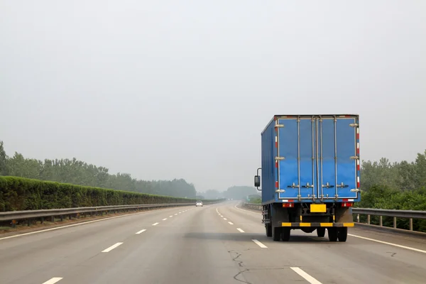 Um camião na auto-estrada — Fotografia de Stock