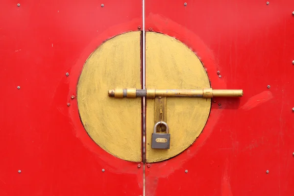 Una cerradura en la puerta roja —  Fotos de Stock