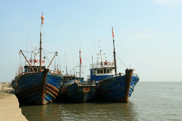 Рибний човен біля берега — стокове фото