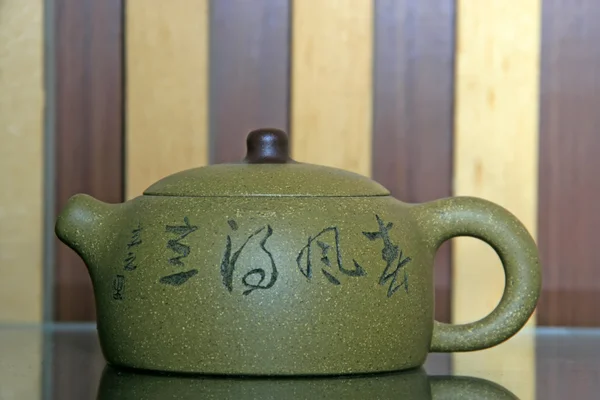 Китай фіолетовий полімерпіщана чайник — стокове фото