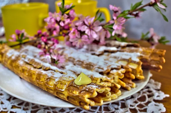 Романтичний сніданок з вафлями та квітами — стокове фото