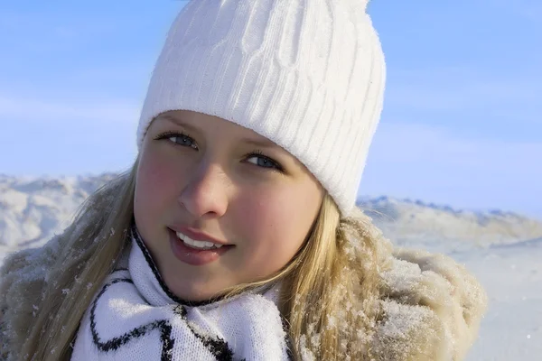Dívka v zimě slunečný den — Stock fotografie