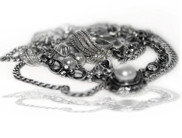 白で隔離される銀製の宝石類 — ストック写真