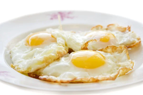 Три яйца на тарелке — стоковое фото