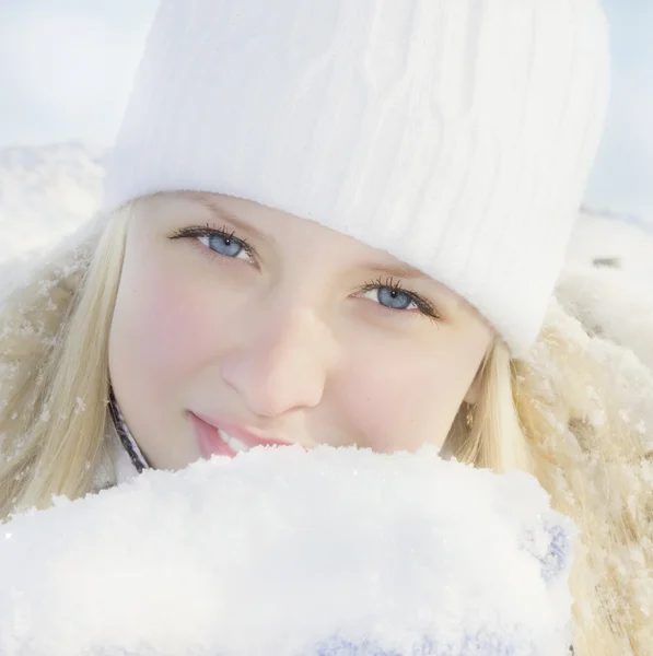 Girl in winter sunny day on white mountain landscape — Stock Photo, Image