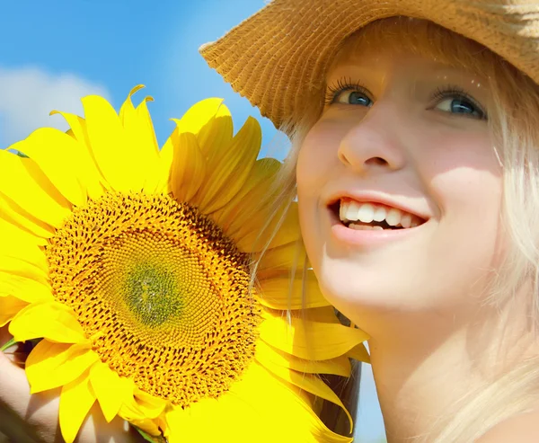 Jovem sorridente menina segurando girassol maduro em suas mãos — Fotografia de Stock