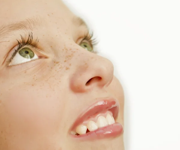 Primer plano de chica adolescente bonita con dientes blancos y pecas en su cara — Foto de Stock