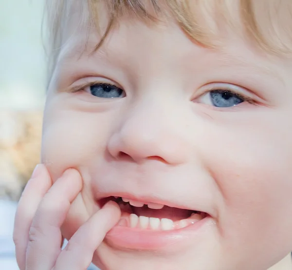 Tatlı küçük bebek yüz, yakın çekim gülümseyen — Stok fotoğraf