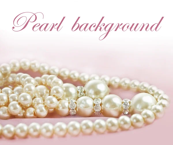 Pozadí s perly náhrdelník na látku — Stock fotografie