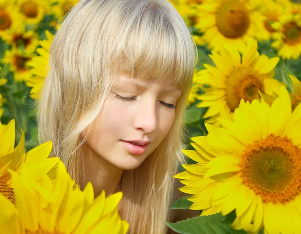 Ayçiçeği alan arasında rahatlatıcı kız — Stok fotoğraf