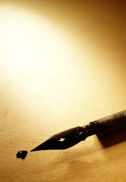 Ручка и чернила на листе старой бумаги — стоковое фото