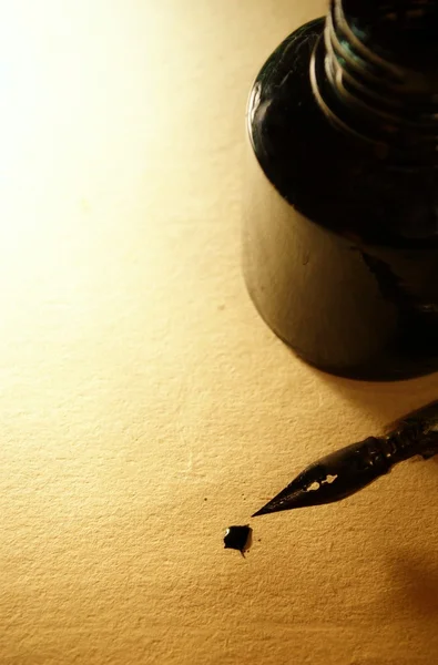 Pluma y tinta en una hoja de papel viejo — Foto de Stock