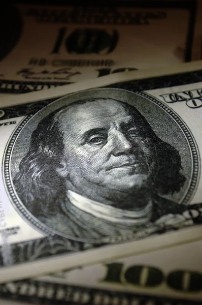 Yakın çekim yüz ABD Doları gösterir — Stok fotoğraf