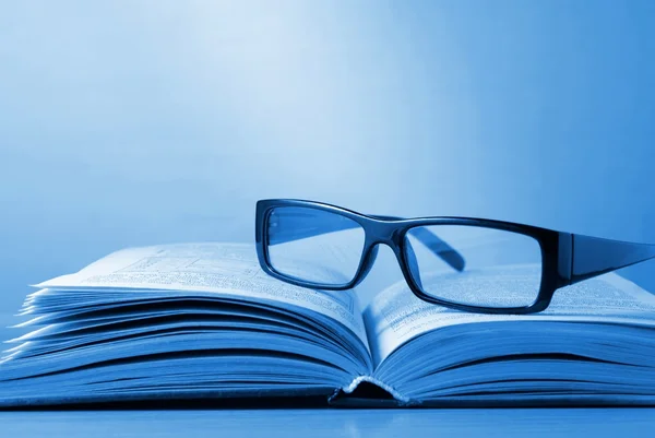 Szemüveg és egy könyv — Stock Fotó