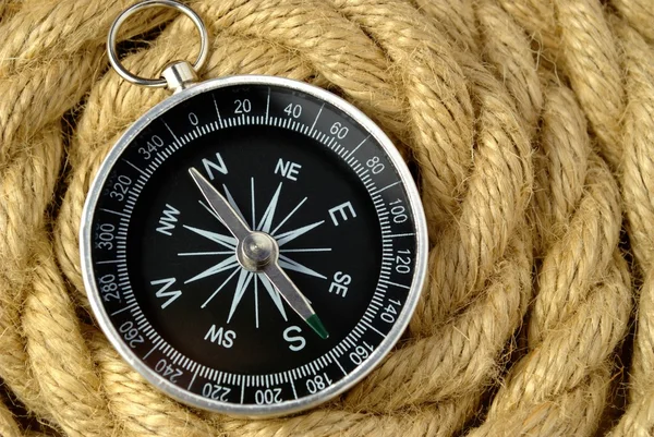 Schwarzer Kompass und Marineseil — Stockfoto
