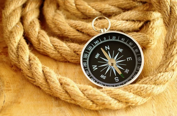 Svart kompass och marina rep — Stockfoto