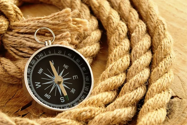 Zwarte kompas en mariene touw — Stockfoto