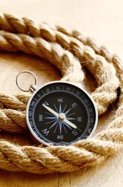 Svart kompass och marina rep — Stockfoto