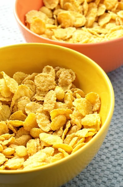Żółte i pomarańczowe miski z płatki kukurydziane — Zdjęcie stockowe
