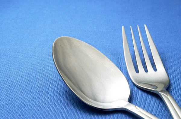 Fourchette et cuillère sur la serviette bleue sur la table — Photo