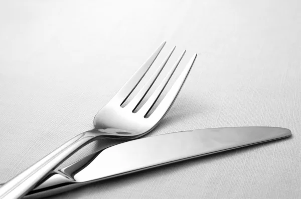 Gaffel och kniv på en servett på bordet — Stockfoto