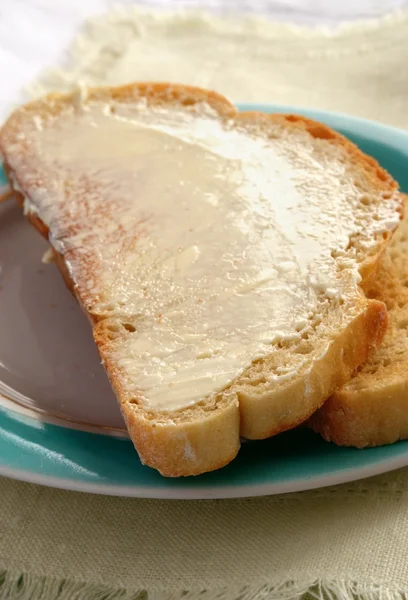 Pão frito em um prato com manteiga para o café da manhã — Fotografia de Stock