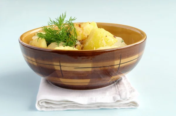 Patatas adornadas con eneldo en un plato de barro marrón —  Fotos de Stock