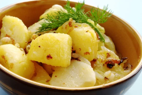kahverengi hamurlu tabak dereotu ile süslenmiş patates