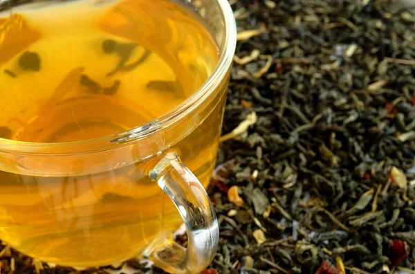 Groene thee in een transparante kopje — Stockfoto