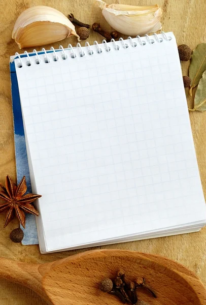 Notebook para receitas e legumes na mesa — Fotografia de Stock