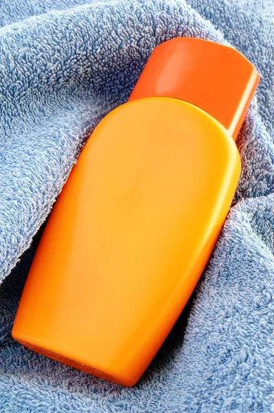 Tubo de crema para protegerse del sol sobre una toalla —  Fotos de Stock