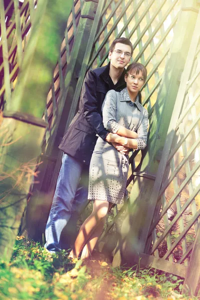 Paar in de herfst park — Stockfoto
