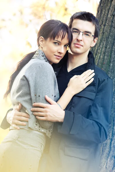 Romantický pár v podzimním parku — Stock fotografie