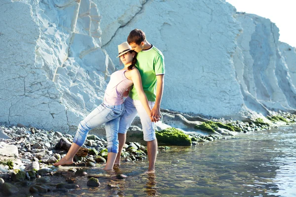 Unga par på stranden — Stockfoto