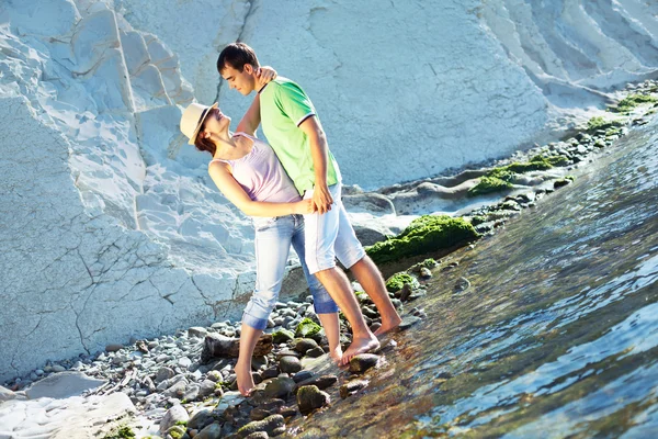 Couple aimant sur la plage — Photo