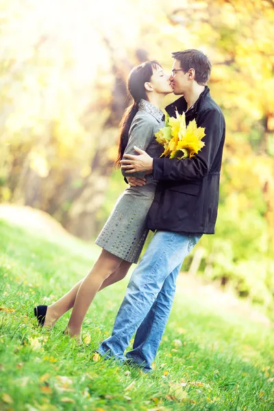 Pareja besándose en el parque de otoño — Foto de Stock