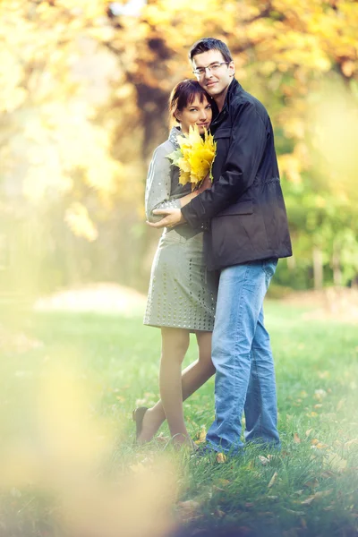 Пара влюбленных в осеннем парке — стоковое фото