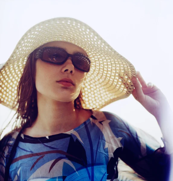 Chica en sombrero de paja — Foto de Stock