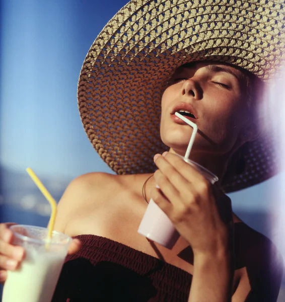 Девушка пьет молочные коктейли — стоковое фото