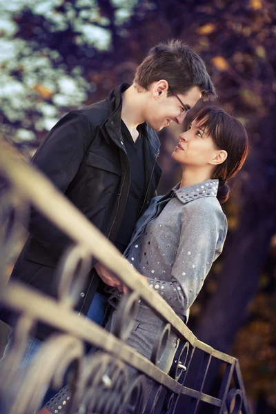 Couple loving in the park — Stockfoto