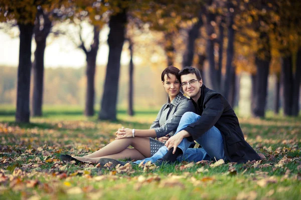 Par i parken — Stockfoto