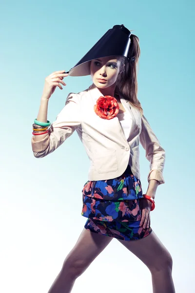 Giovane donna che indossa copricapi futuristici — Foto Stock