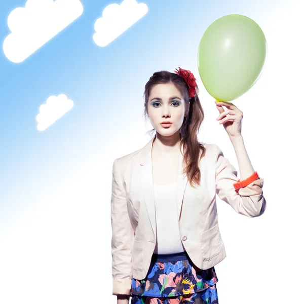 Забавная девушка с воздушным шаром — стоковое фото