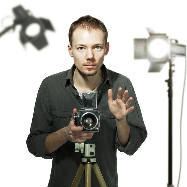 Fotograaf met retro camera in studio — Stockfoto