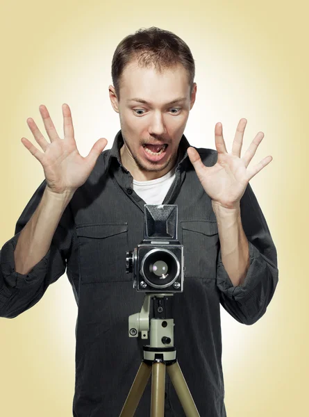 Fotógrafo chocado com câmera retro — Fotografia de Stock