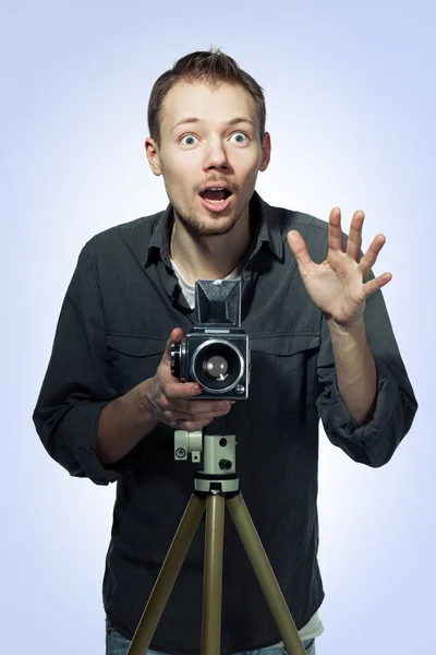 Retro kamera ile hayrete fotoğrafçı — Stok fotoğraf