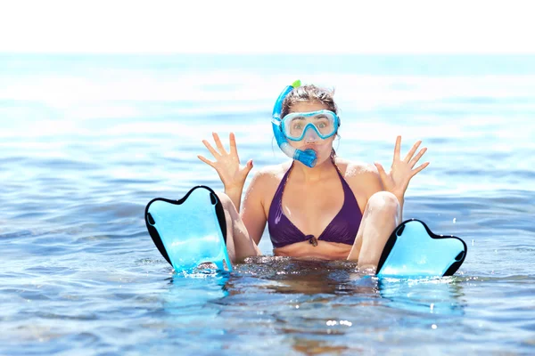 Девушка с оборудованием для подводного плавания — стоковое фото