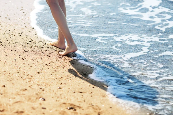 Gå barfota på stranden — Stockfoto