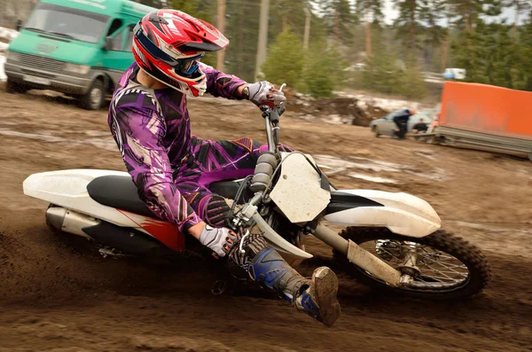 Motorcross atleet aan de orde gesteld been naar voren voert draaien — Stockfoto