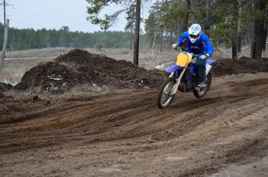 motosikletçi motocross parça knolls biniyor.